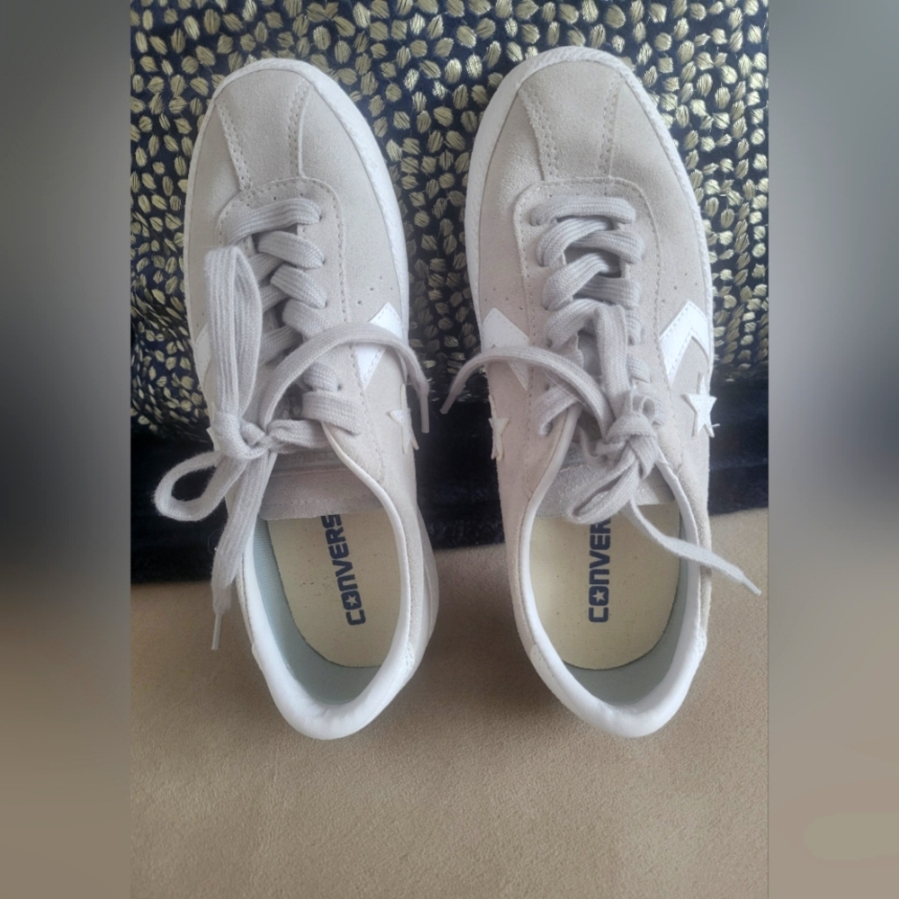DONATED! CONVERSE Sneakers in Sz 5.5